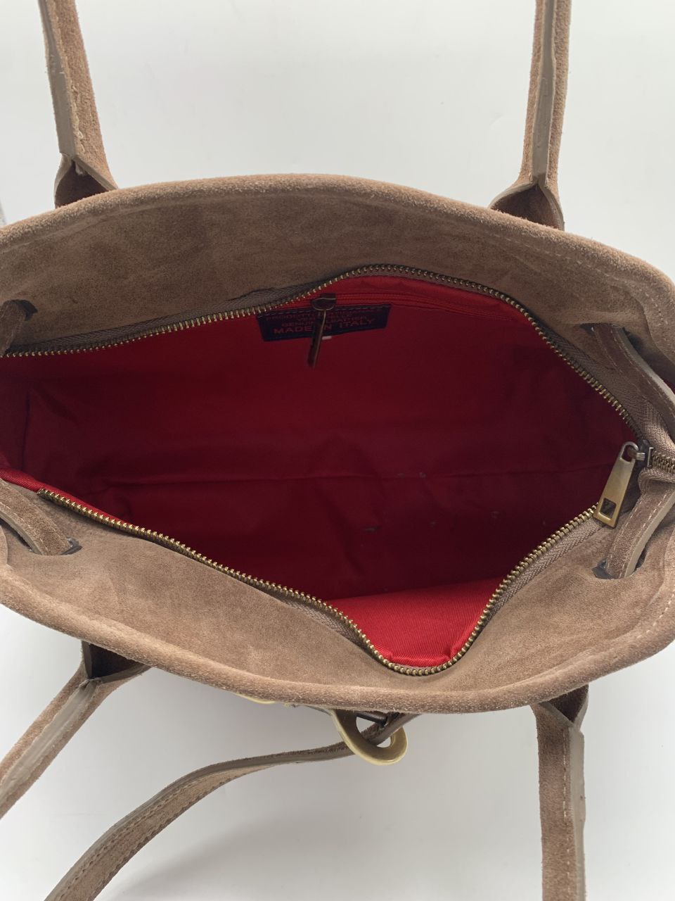 Sac à main élégant en daim aux détails raffinés