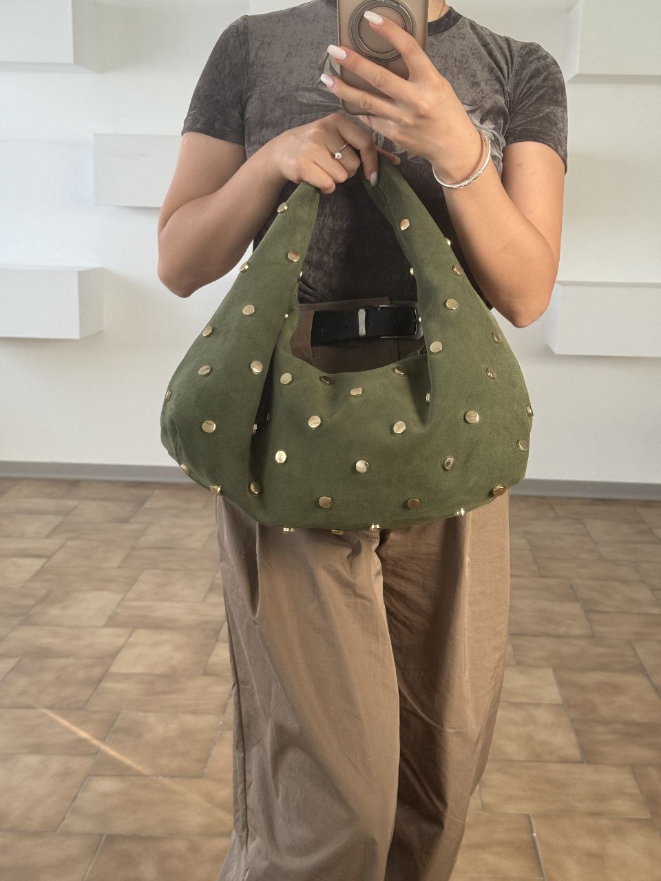 Sac hobo en daim italien clouté — Bold Luxury