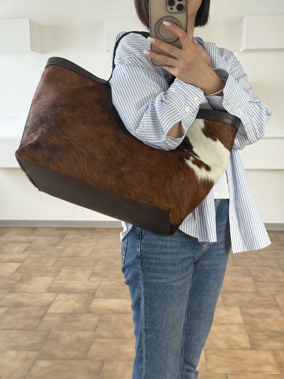 Sac fourre-tout en peau de poney à imprimé vache — Garniture en cuir marron foncé