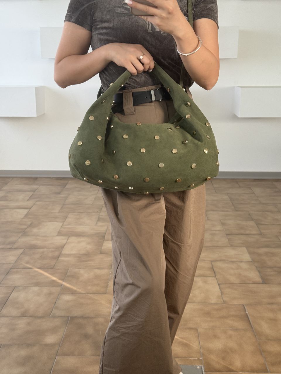 Sac hobo en daim italien clouté — Bold Luxury
