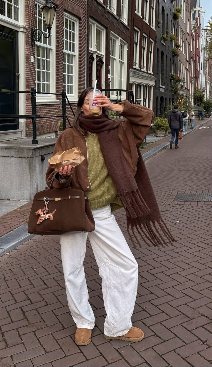 Große Henkeltasche aus Wildleder mit Schulterriemen